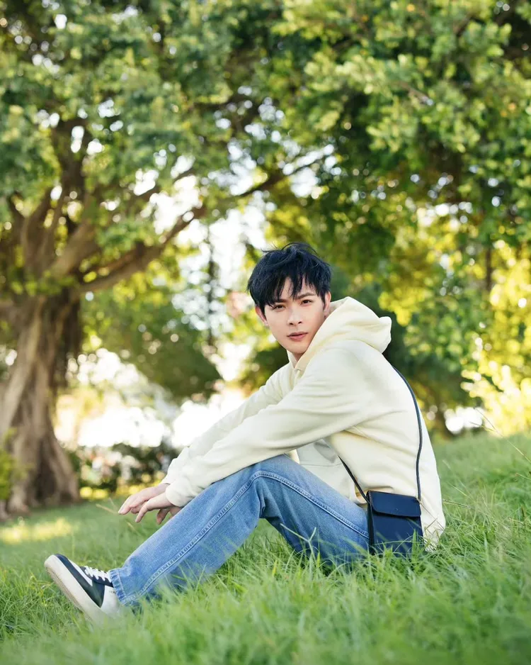 連晨翔穿著SANDRO刷色牛仔長褲。翻攝連晨翔IG