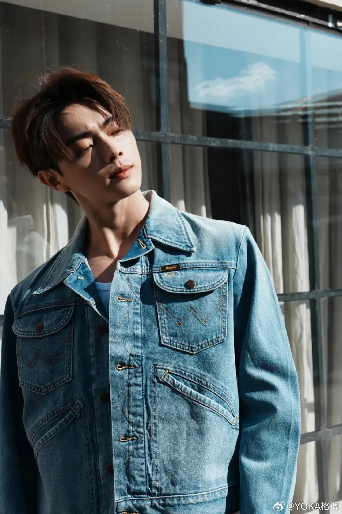 許凱以牛仔長袖外套搭配深褐色中分髮型。翻攝YOKA格调微博