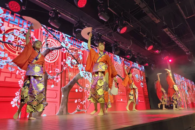 夜玩街頭派對請到SAKURA日本傳統傘舞、知名DJ、舞團到現場霸氣助陣。圖片來源 / ATT4FUN提供