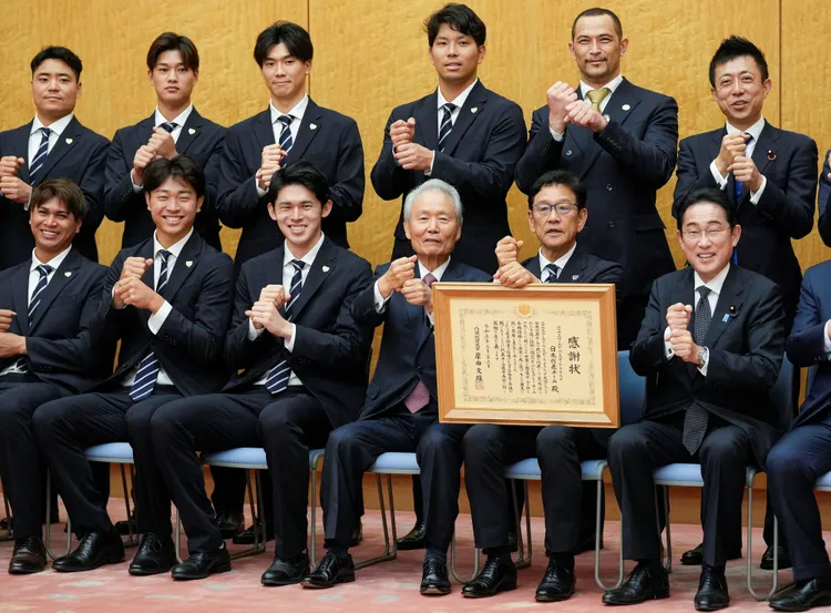日本首相岸田文雄與經典賽球員一同轉胡椒罐。資料照片