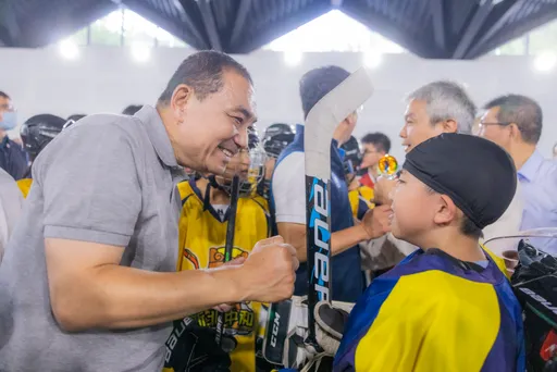 梁文傑出入招待所、吸加熱菸惹議　侯友宜：新潮流不散、台灣賠一半