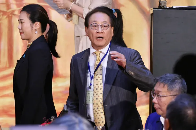 工商企業聯合會理事長許顯榮(中)是民眾黨副總統候選人吳欣盈(左)舅舅，圖右為民眾黨總統候選人柯文哲。林林攝