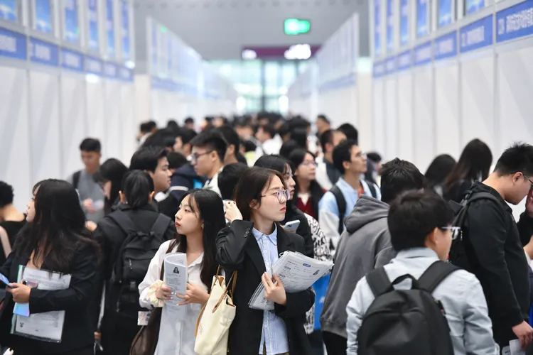 深圳22日舉辦中國人力資源服務業發展大會，大會活動之一便是招聘大會，超過1200家企業提供了超過5萬個工作機會。新華社