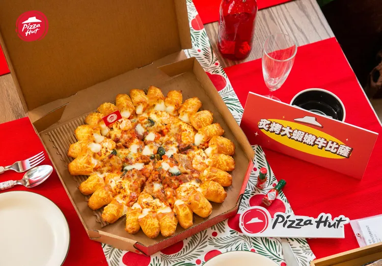 必勝客推出頂級奢華「炙烤大蝦嫩牛比薩」。業者提供