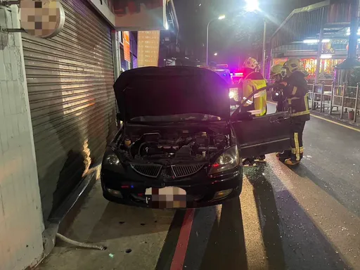 亂停車惹禍?路邊違停轎車狂冒煙 竟是有人打破車窗丟鞭炮