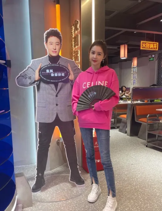 Luna婚後幫潘瑋柏宣傳火鍋店，竟然不是po夫妻合照，而是po和他的人形立牌合影。翻攝Luna小紅書