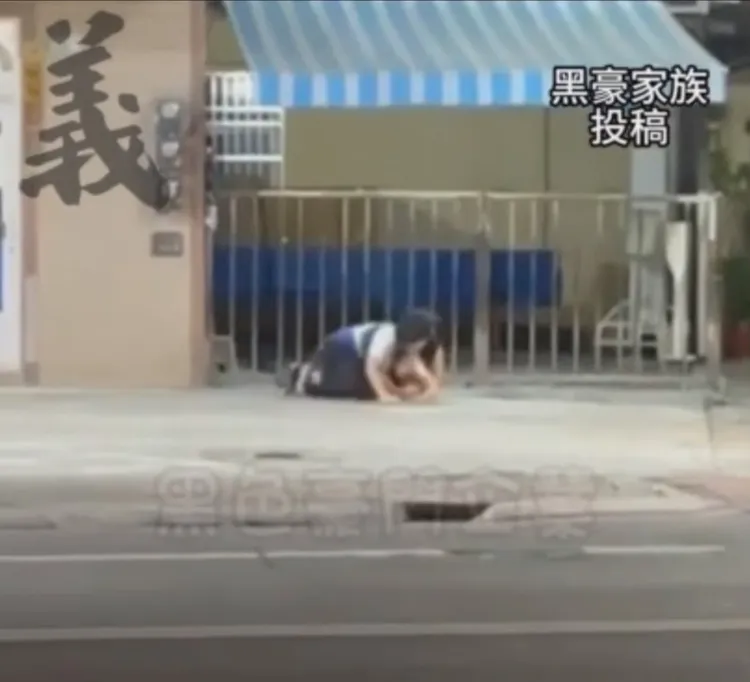 爆炸頭員工試圖寢技壓制赤膊男。翻攝自記者爆料網