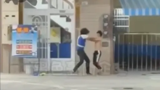 加油站盃格鬥賽開打!爆炸頭寢技壓制赤膊男 目擊者直呼哇X牛逼