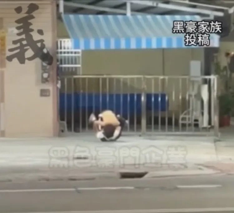 兩人激鬥翻滾扭打。翻攝自記者爆料網