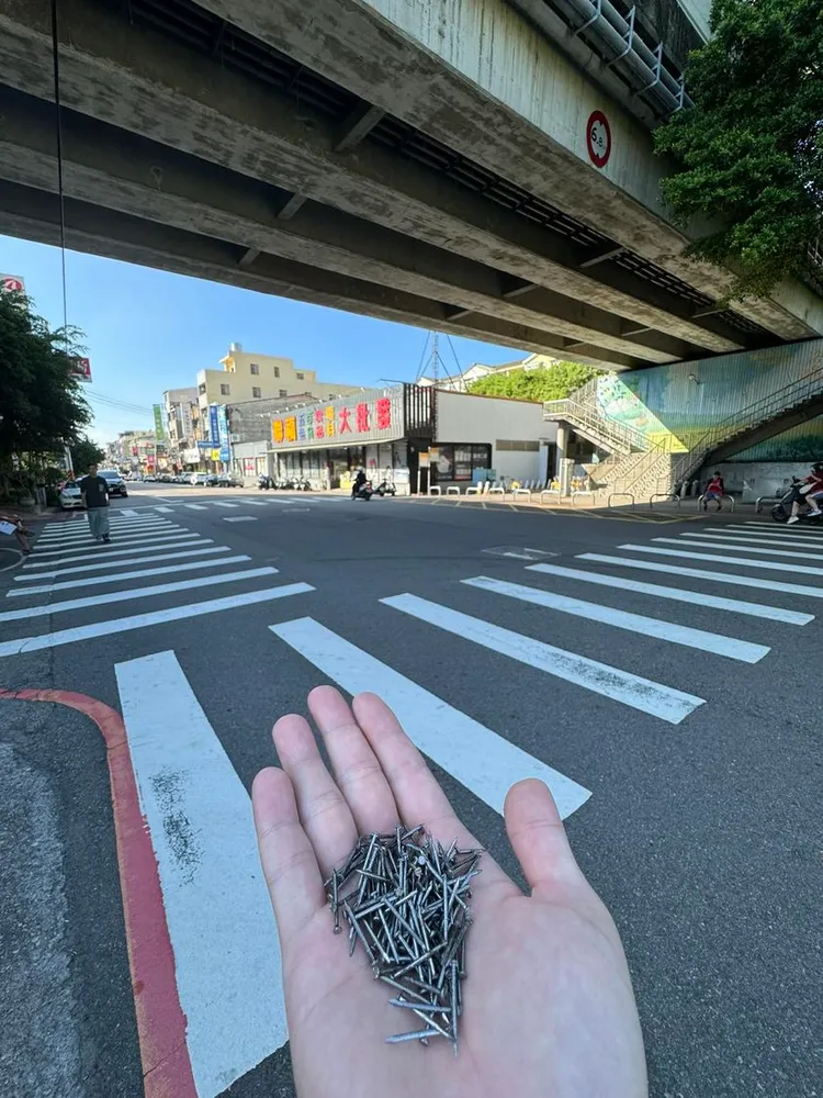 民眾在沙鹿區中山路光華路橋下撿到大量鐵釘。翻攝臉書「沙鹿之美」