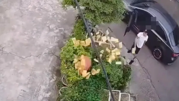 林嫌唆使小弟前去丟雞蛋、撒冥紙。讀者提供