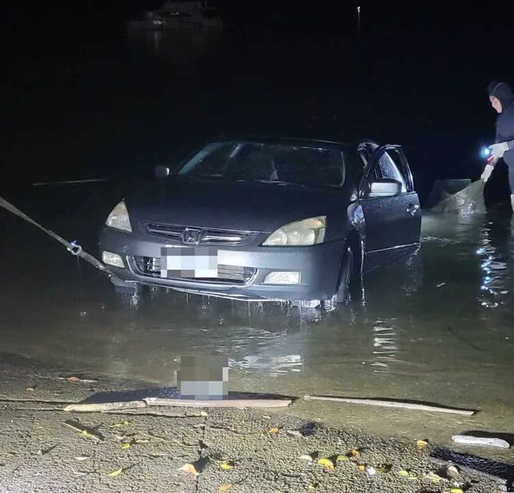 小客車拖上岸。大溪警分局提供