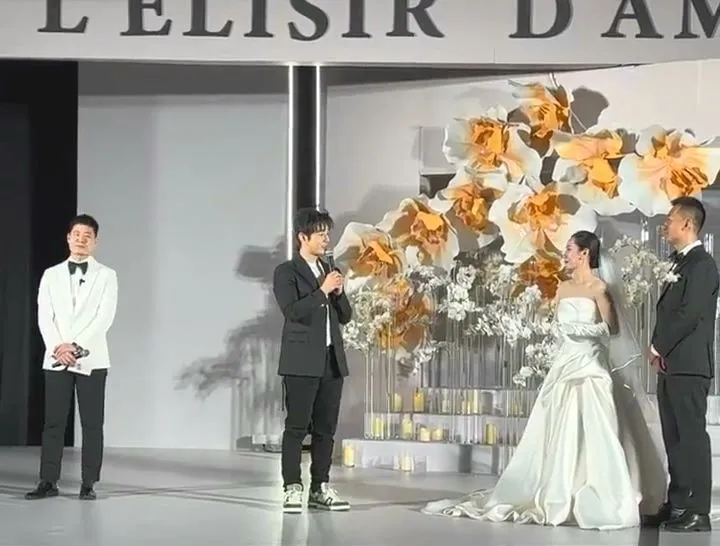 黃曉明（左二）上台道賀。翻攝球場見626微博