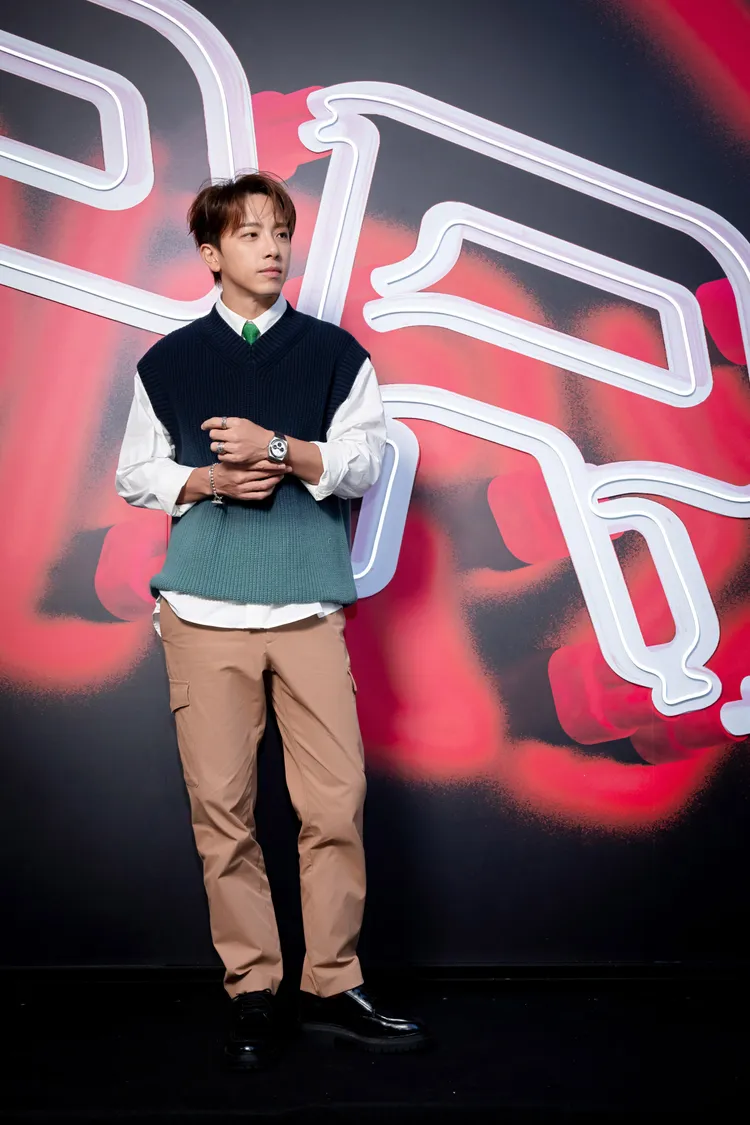 坤達演繹PRX自動上鍊計時腕錶。品牌提供