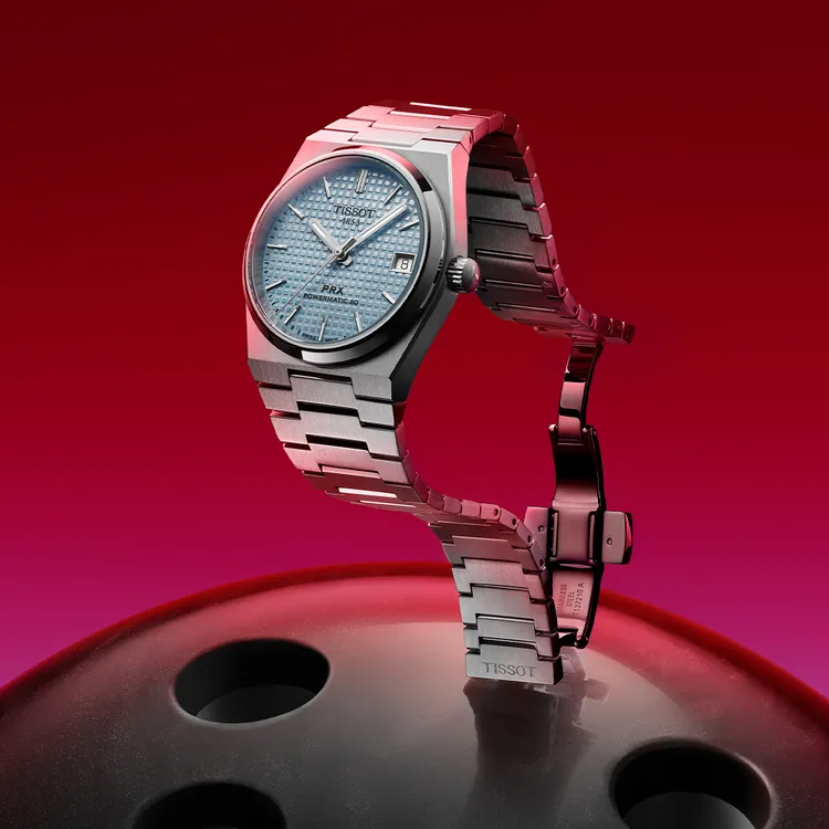 天梭PRX自動上鍊計時腕錶冰河藍，40mm與35mm售價皆為2萬3200元。品牌提供