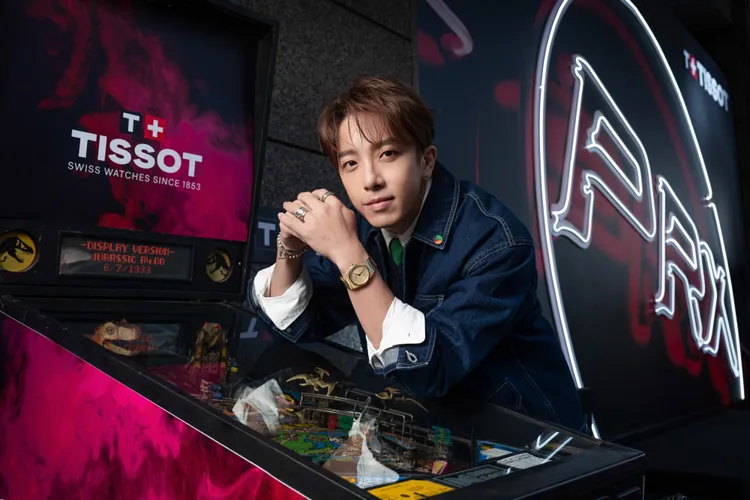 坤達戴上PRX自動上鍊機械腕錶耀眼金新色。品牌提供