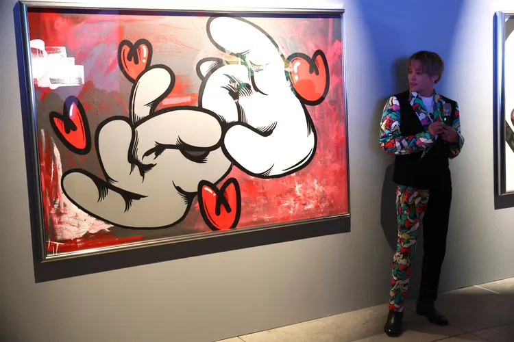 千賀健永因團名Kis-My-Ft2帶來靈感，創作出親吻的手指，櫻井翔很喜歡，想掛在家中展示，被他拒絕。彭欣偉攝