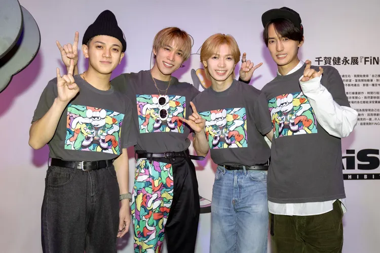 Travis Japan的宮近海斗（左）、川島如惠留（右起）、七五三掛龍也特地飛來台力挺千賀健永（左二）。大鴻藝術提供