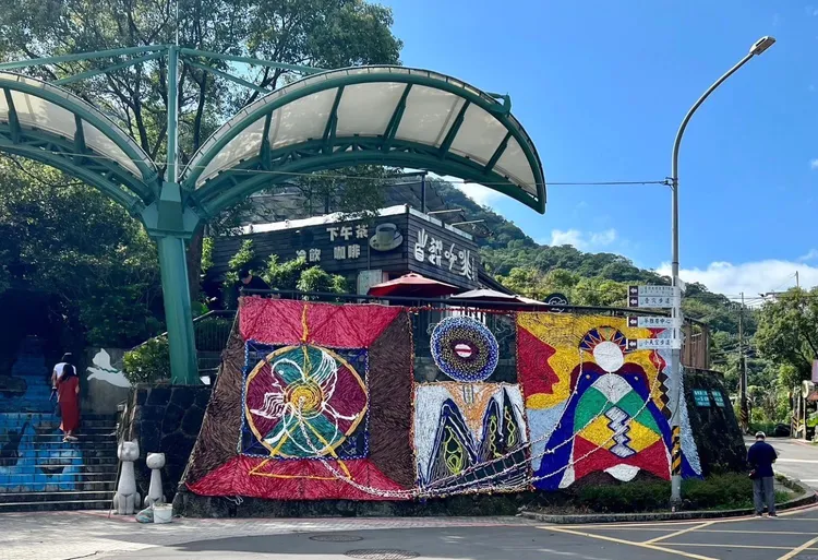 阿美族藝術家編織作品。北捷提供