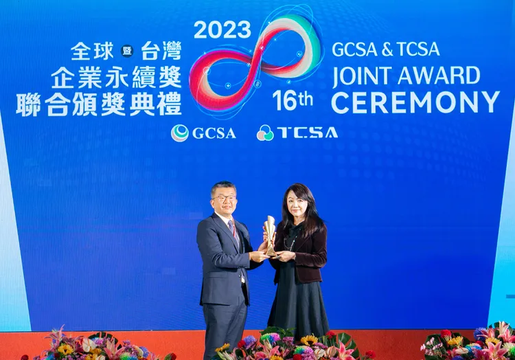 台灣大哥大永續品牌公關副總劉麗惠、立法院副院長蔡其昌(左)。業者提供