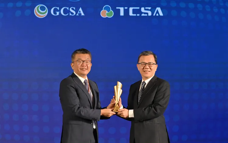 中華電信總經理林昭陽代表接受立法院副院長蔡其昌(左)頒獎。業者提供