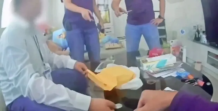 郭姓車手（左）出面取款，被警方逮捕。民眾提供