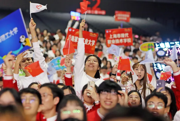 將在「進博會」服務的高校志願者。新華社