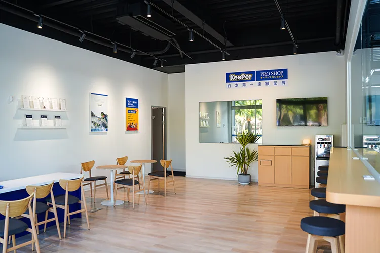 KeePer PRO SHOP 竹北旗艦店日式簡約的客休室，舒適氛圍與環境深受女性客群喜愛。業者提供