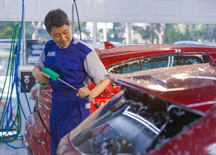 KeePer PRO SHOP每位施作人員均須經過數月訓練、並經過日本官方考核檢驗技能後才能服務。日本總部賀來聡介社長，現場親自換上工作服示範標準化洗車流程。業者提供