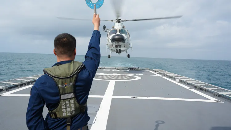 中國軍艦演訓直升機在甲板起降作業。翻攝解放軍網