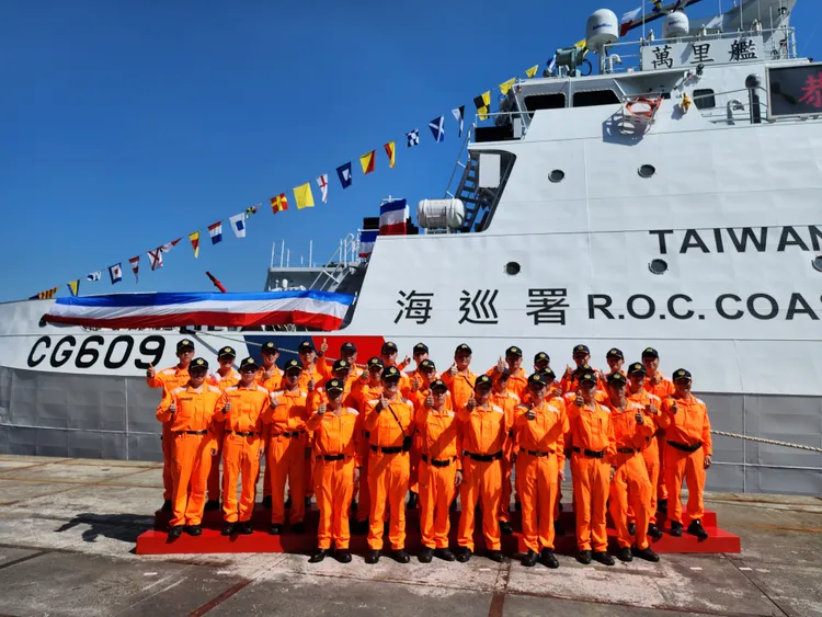 萬里艦兄弟大合照。海巡提供