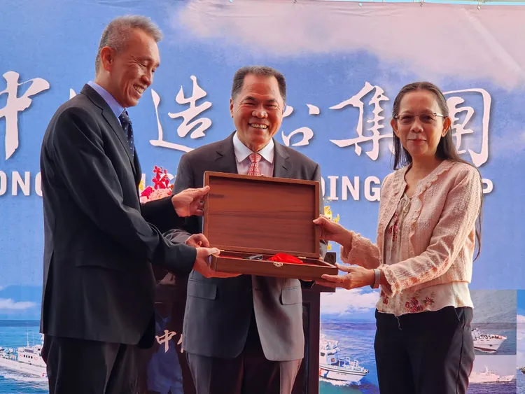 中信造船韓育霖總經理(右)及海巡署周美伍署長(中)致贈擲瓶禮，擲瓶人海洋保育署黃向文署長(右)。海巡提供