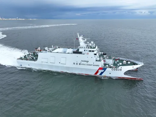 海巡國艦國造續進! 安平級萬里艦交船、永康艦命名下水