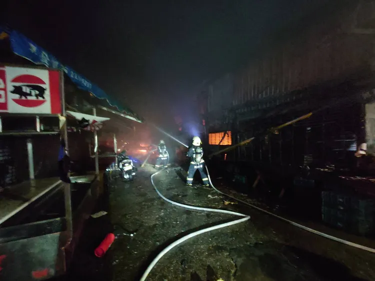 消防人員搶救。民眾提供