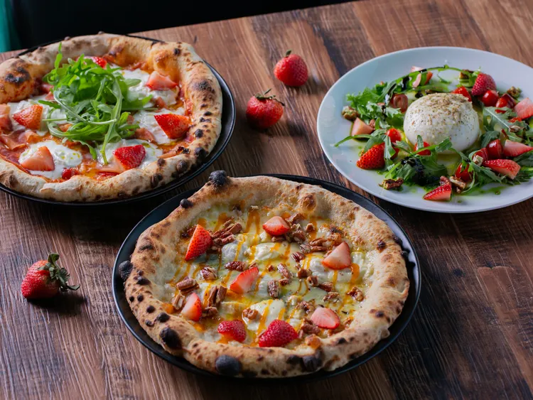 LA ONE Pizza三到草莓季料理，有草莓Pizza、布拉塔起司草莓。業者提供