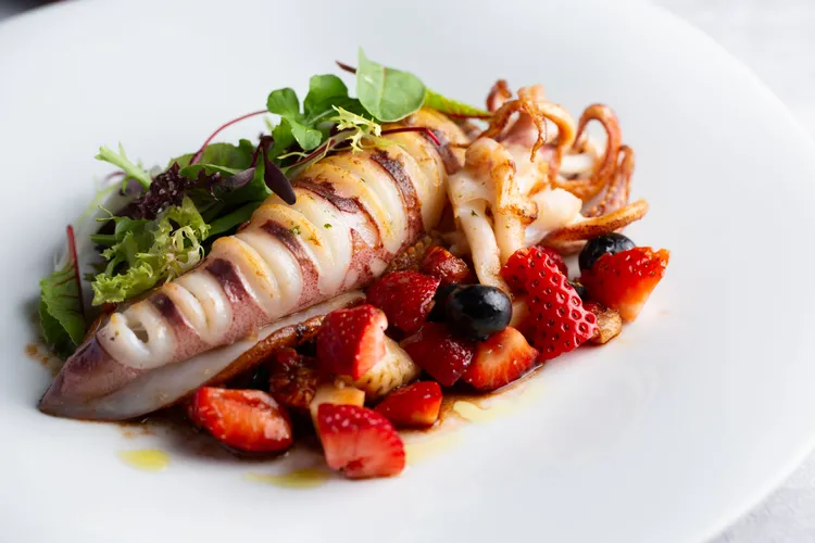 LA ONE Cafe推出醋醃草莓香草小捲。業者提供