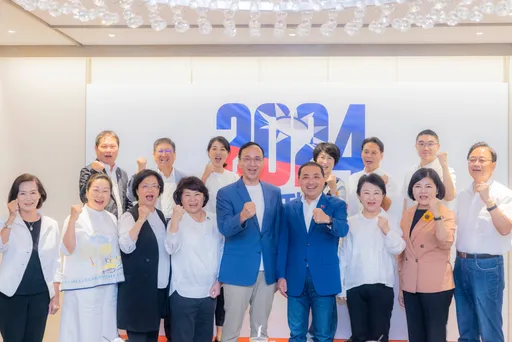 藍白合不了!侯友宜深夜111字吐心情 貼藍營大合照「心頭抓乎定」