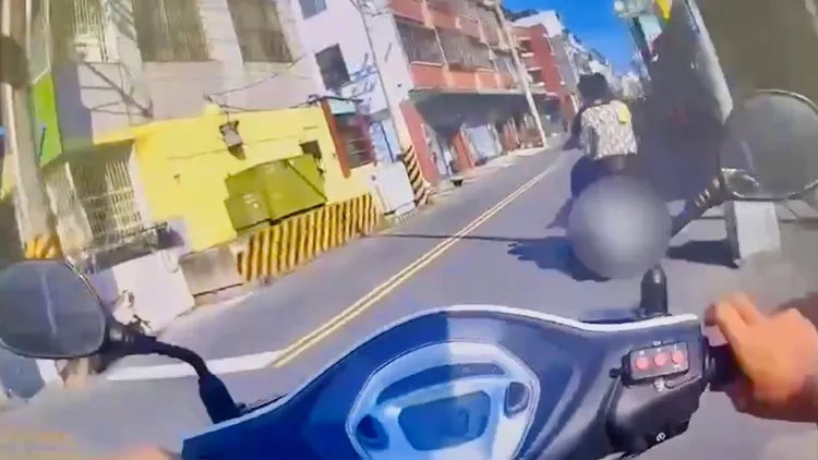 有廟會人員未戴安全帽，竟拒檢騎車逃逸。警方提供