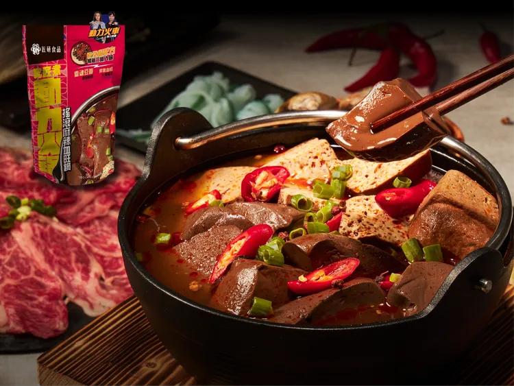 究匠煮 動力火鍋第一款為還原動力火車台式搖滾熱情的究匠煮 搖滾麻辣血旺鍋。業者提供