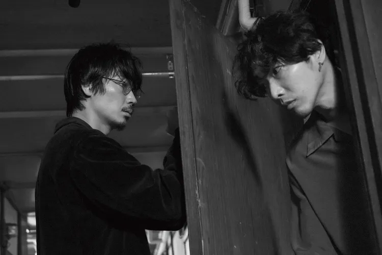 綾野剛（左）、柄本佑戲裡發現彼此喜歡上同個人。中影提供