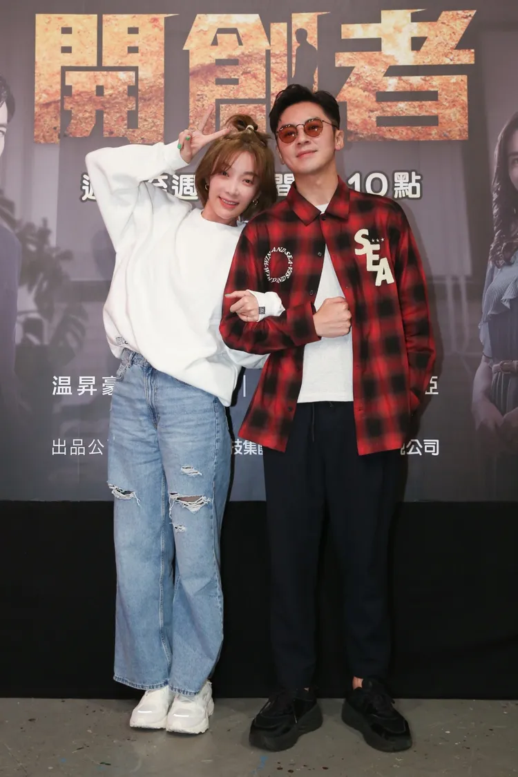 蔡淑臻（左）和李國毅出席中視《開創者》殺青酒會。中視提供