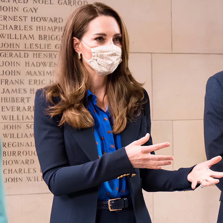 凱特王妃身上這件Lisou藍色彩虹印花襯衫其實早在2020年就穿過。翻攝katemiddletonstyle.org