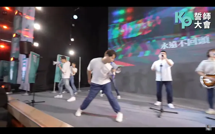誓師大會中節目橋段「永遠不回頭」。翻攝自黃揚明臉書