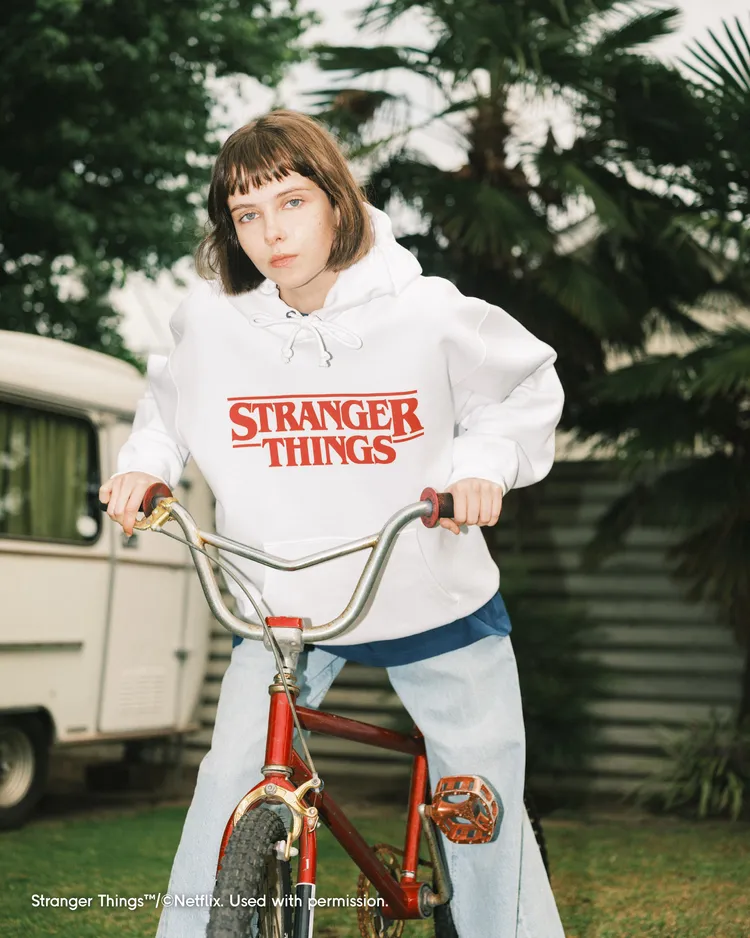 帽T以第1季中搶眼的《STRANGER THINGS》紅字LOGO作為圖樣。品牌提供