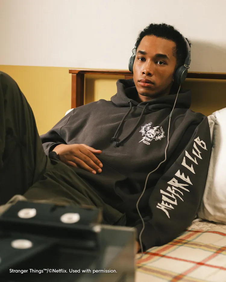 服飾印有劇中「地獄火俱樂部（Hellfire Club）」的標誌。品牌提供