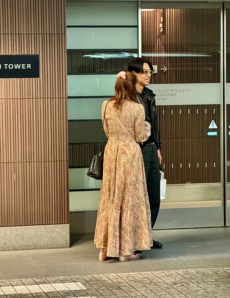 林志玲親暱拉著AKIRA。翻攝芒果撈小萌主微博