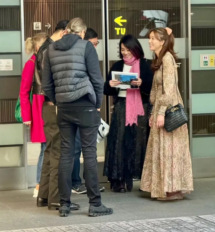 林志玲（右）微笑看向老公AKIRA。翻攝芒果撈小萌主微博