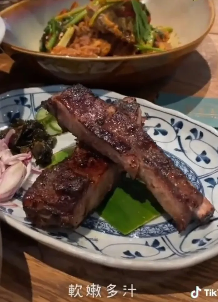 泰式碳烤肋排肥嫩美味。TikTok@maysun_boy 提供