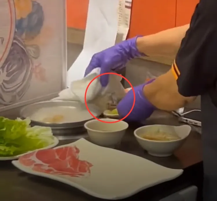 錢都店員連忙用抹布將老鼠打包帶走，客人仍心有餘悸。翻攝自臉書