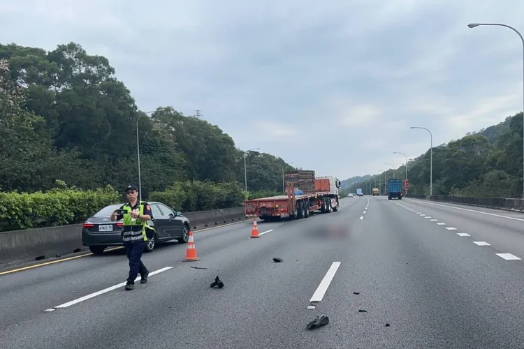 1人遭撞飛到中線車道，送醫不治。讀者提供